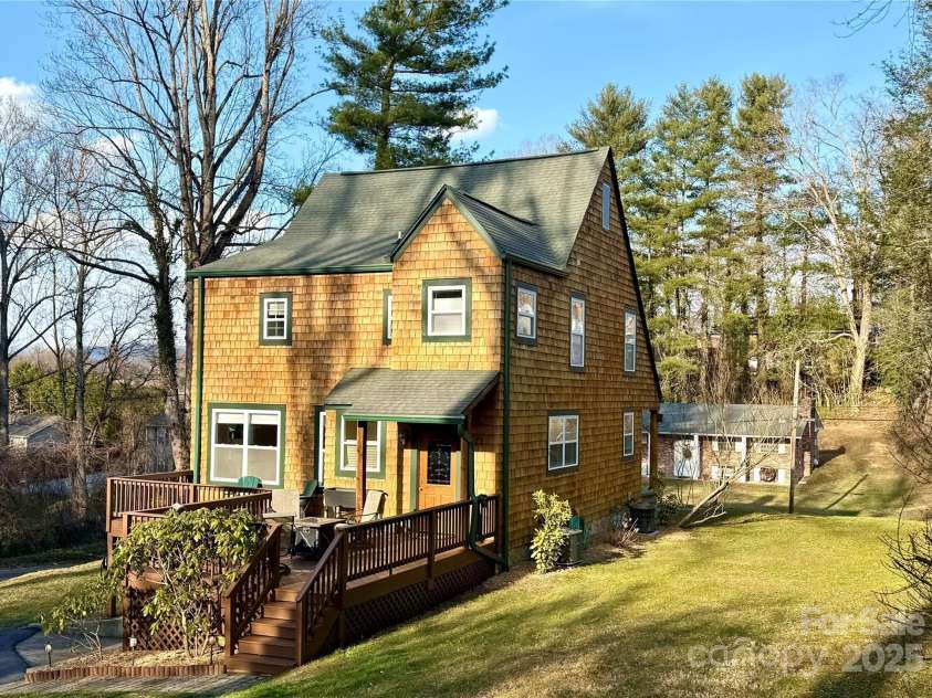 1401 Highland Avenue, Hendersonville, NC 28792.  MLS# CAR4220096, YatesRealty ID 1077. 