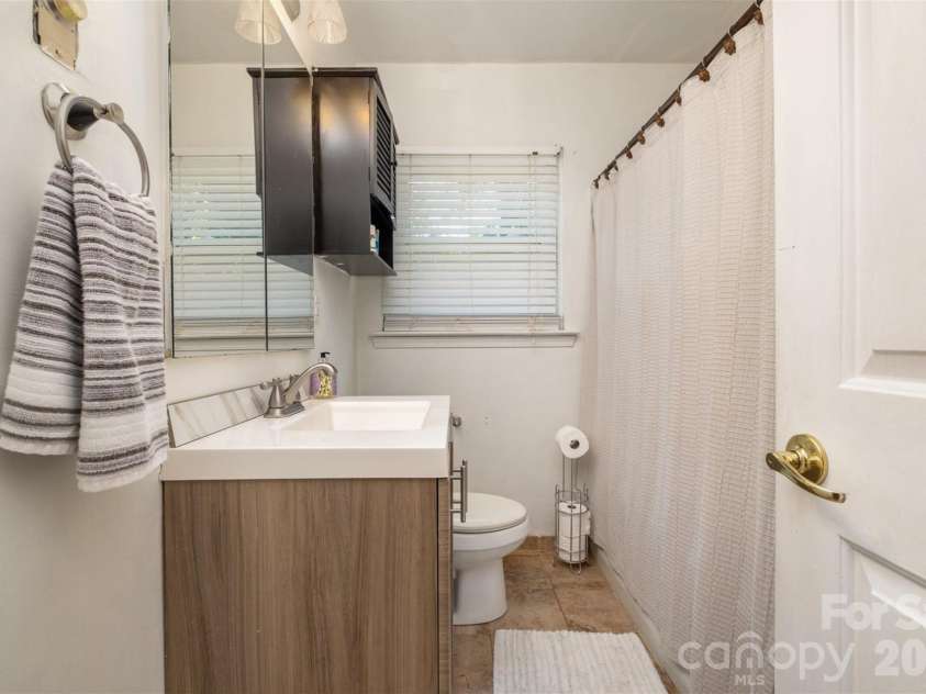145 Driftwood Drive, Mooresville, NC 28117.  MLS# CAR4253842, YatesRealty ID 10771. Bath room