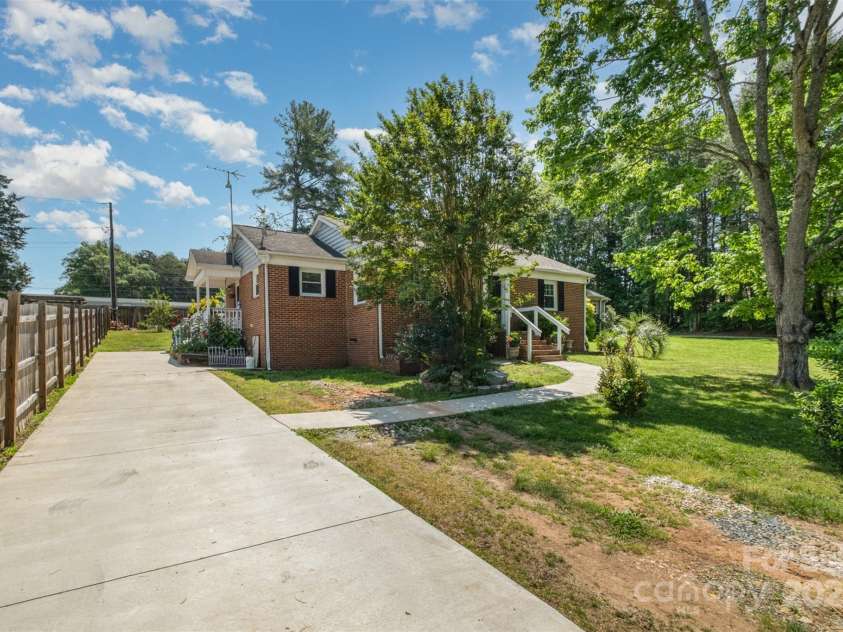 145 Driftwood Drive, Mooresville, NC 28117.  MLS# CAR4253842, YatesRealty ID 10771. Driveway