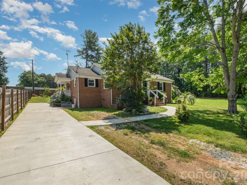 145 Driftwood Drive, Mooresville, NC 28117.  MLS# CAR4253842, YatesRealty ID 10771. Driveway