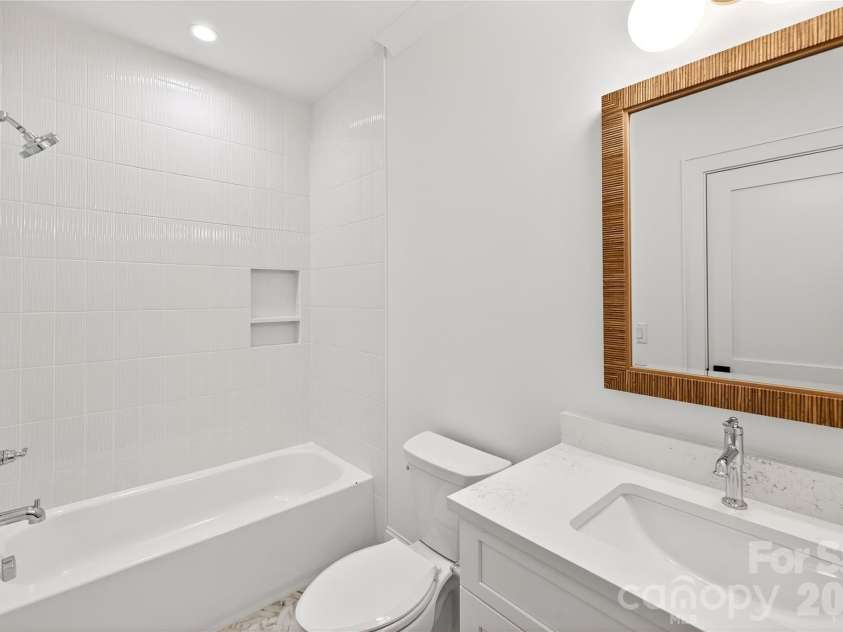 1316 Holmes Drive, Charlotte, NC 28209.  MLS# CAR4338664, YatesRealty ID 10773. 3rd Bedroom In-suite Bathroom. Rectangular mirror. Bathtub / shower.