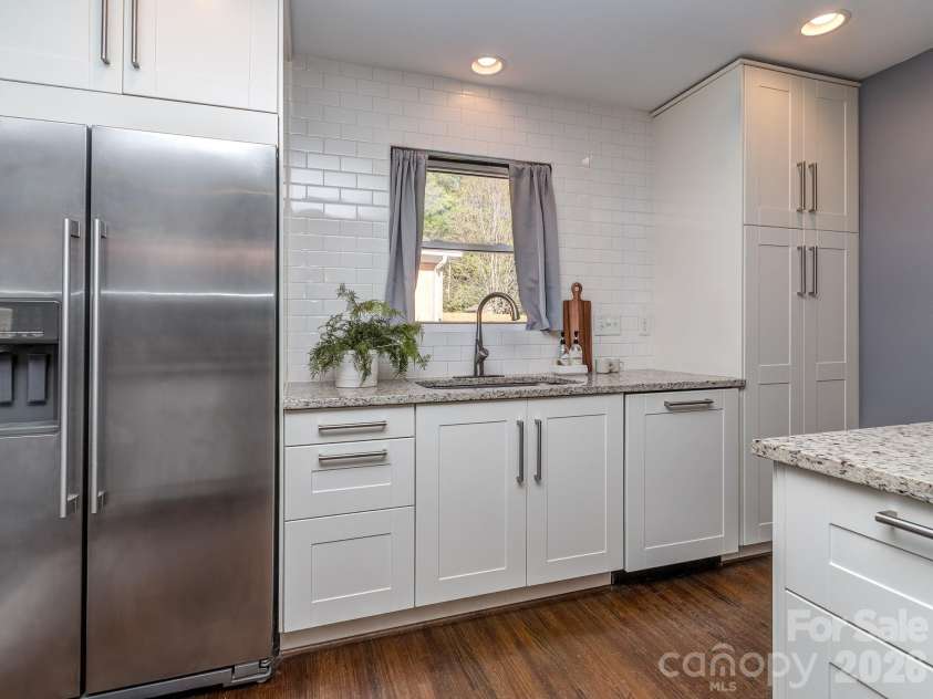609 Cooper Drive, Charlotte, NC 28210.  MLS# CAR4365650, YatesRealty ID 10774. 