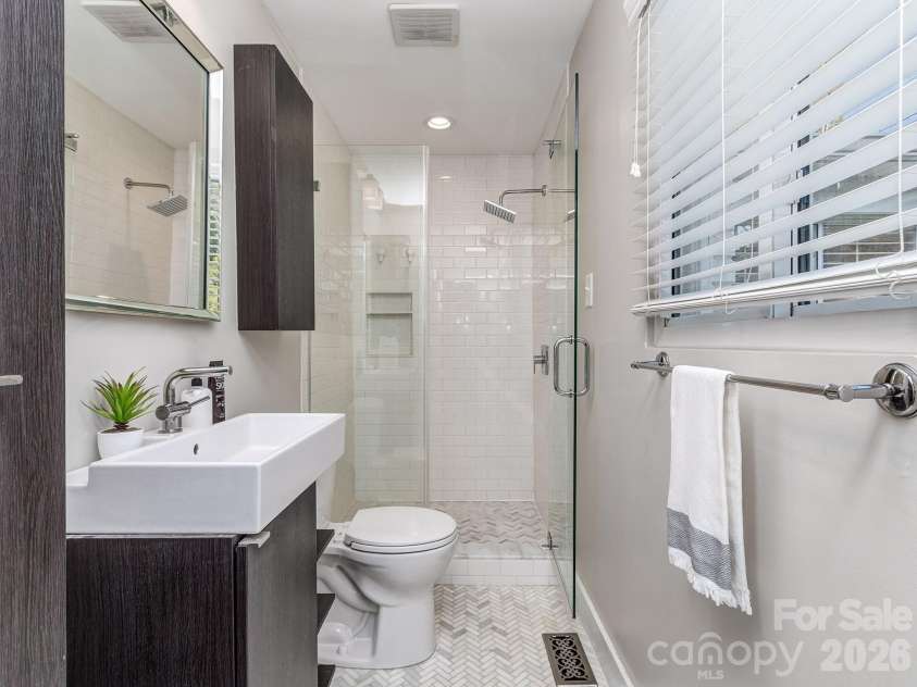 609 Cooper Drive, Charlotte, NC 28210.  MLS# CAR4365650, YatesRealty ID 10774. 