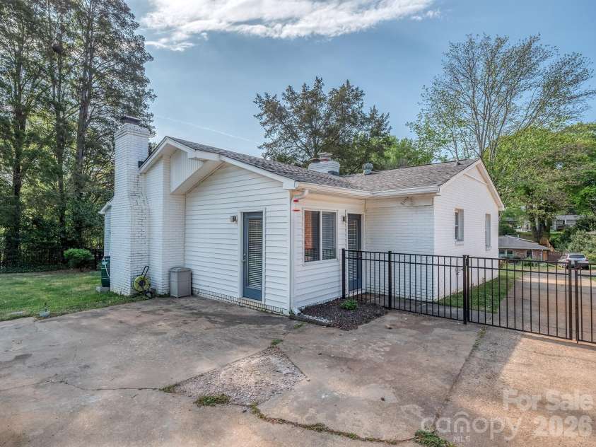 609 Cooper Drive, Charlotte, NC 28210.  MLS# CAR4365650, YatesRealty ID 10774. 