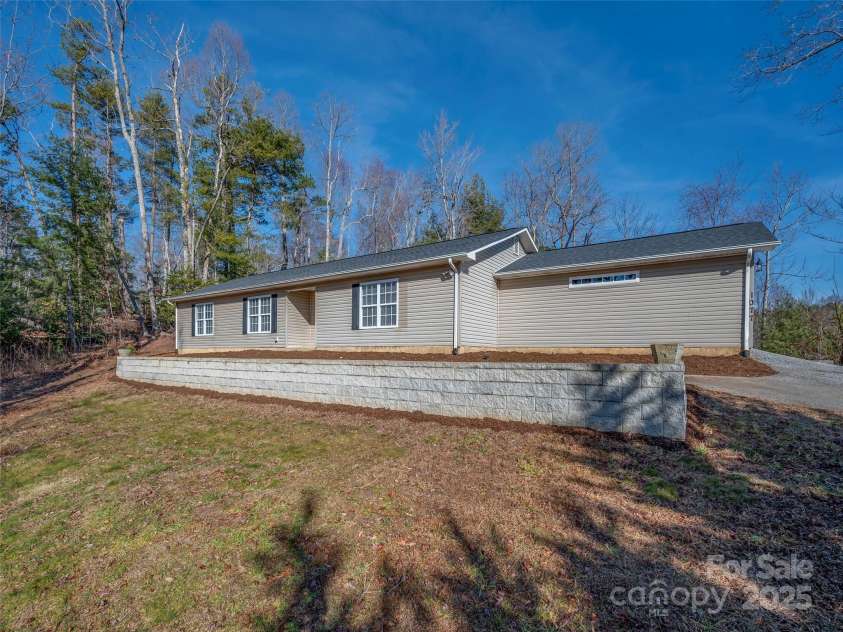 1077 Summit Springs Drive, Flat Rock, NC 28731.  MLS# CAR4218532, YatesRealty ID 10776. 
