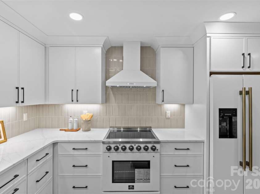 2461 Eaton Road, Charlotte, NC 28205.  MLS# CAR4355372, YatesRealty ID 10777. 