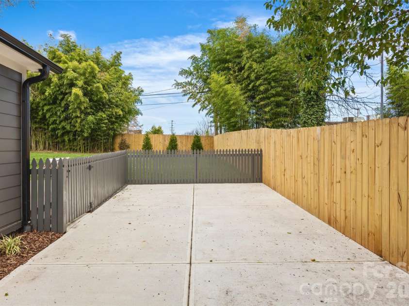 2461 Eaton Road, Charlotte, NC 28205.  MLS# CAR4355372, YatesRealty ID 10777. 