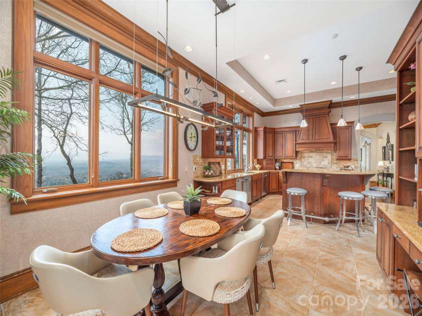 633 Altamont View, Asheville, NC 28804.  MLS# CAR4365453, YatesRealty ID 10781. Breakfast nook 