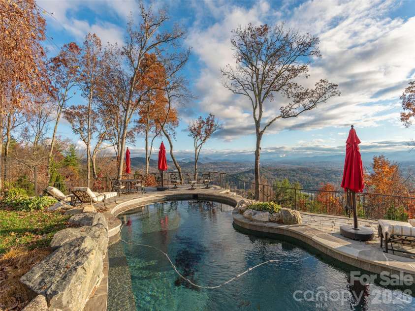633 Altamont View, Asheville, NC 28804.  MLS# CAR4365453, YatesRealty ID 10781. It doesn't get any better