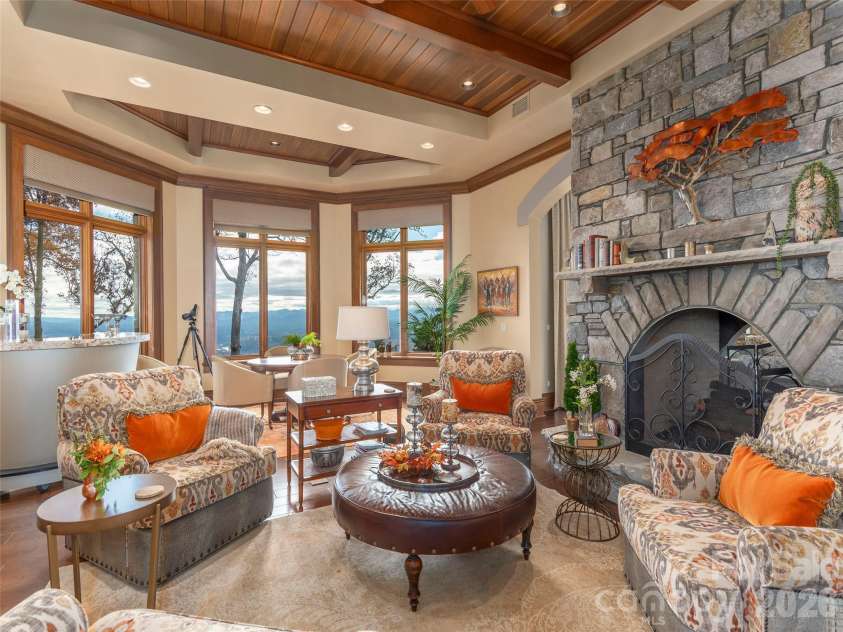 633 Altamont View, Asheville, NC 28804.  MLS# CAR4365453, YatesRealty ID 10781. Multiple gathering areas
