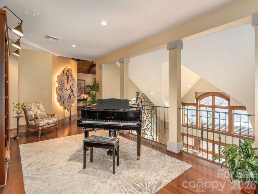 633 Altamont View, Asheville, NC 28804.  MLS# CAR4365453, YatesRealty ID 10781. Upper level receiving area