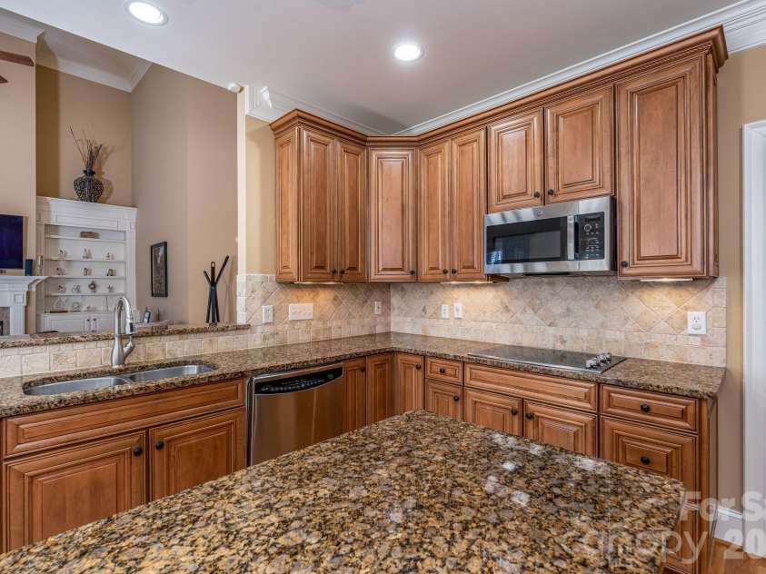 700 Waterford Glen Way, Rock Hill, SC 29730.  MLS# CAR4335540, YatesRealty ID 10782. Kitchen