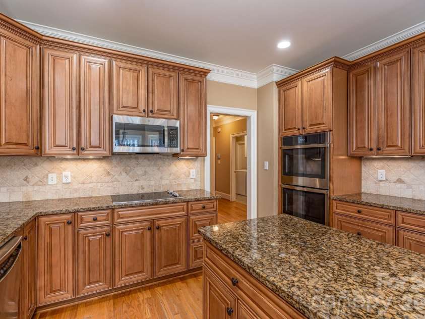700 Waterford Glen Way, Rock Hill, SC 29730.  MLS# CAR4335540, YatesRealty ID 10782. Kitchen