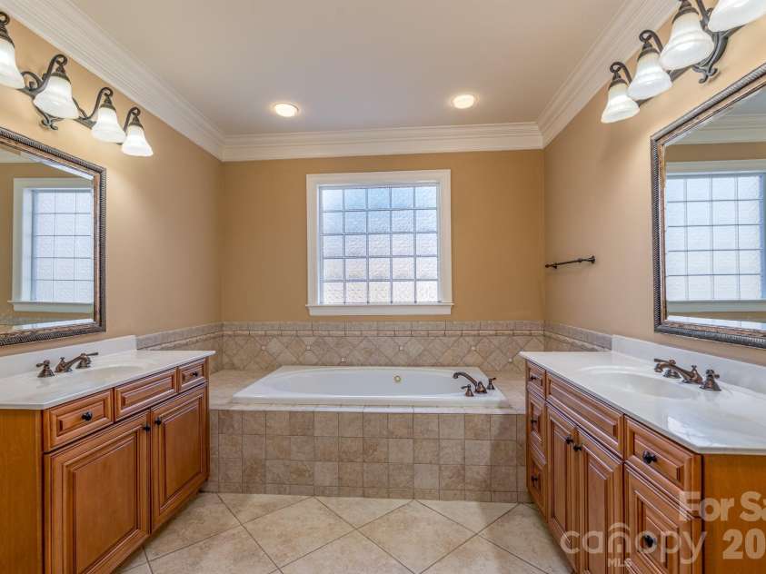 700 Waterford Glen Way, Rock Hill, SC 29730.  MLS# CAR4335540, YatesRealty ID 10782. Primary Bath