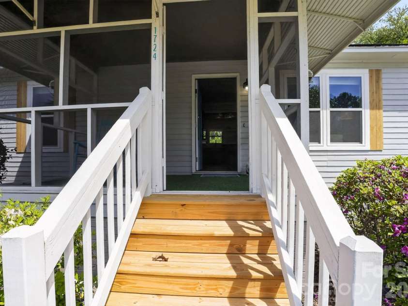 1724 Camp Shelor Drive, Manning, SC 29102.  MLS# CAR4368434, YatesRealty ID 10784. 
