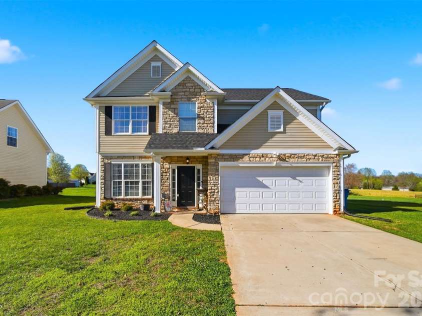 5050 Orchard Park Drive, Hickory, NC 28602.  MLS# CAR4355309, YatesRealty ID 10786. 
