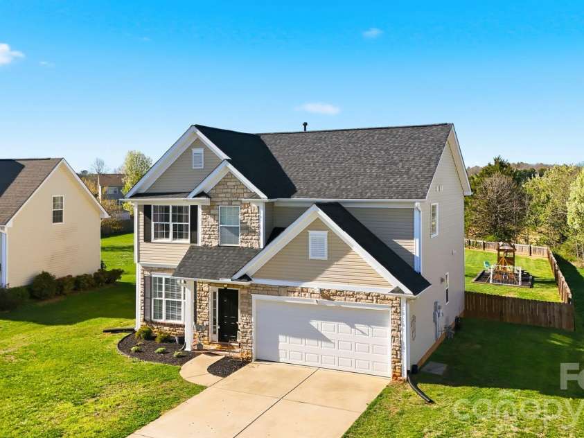 5050 Orchard Park Drive, Hickory, NC 28602.  MLS# CAR4355309, YatesRealty ID 10786. 