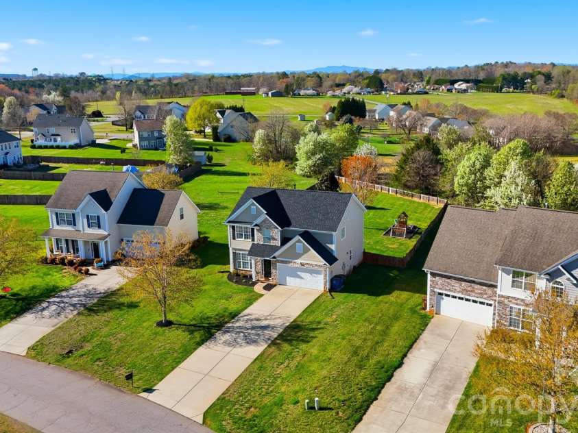 5050 Orchard Park Drive, Hickory, NC 28602.  MLS# CAR4355309, YatesRealty ID 10786. 