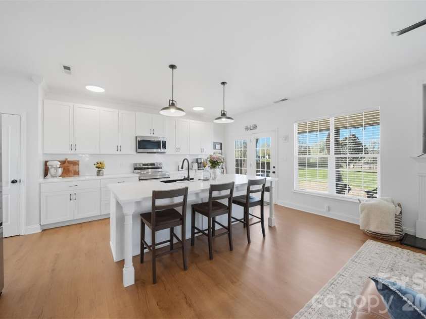 5050 Orchard Park Drive, Hickory, NC 28602.  MLS# CAR4355309, YatesRealty ID 10786. 