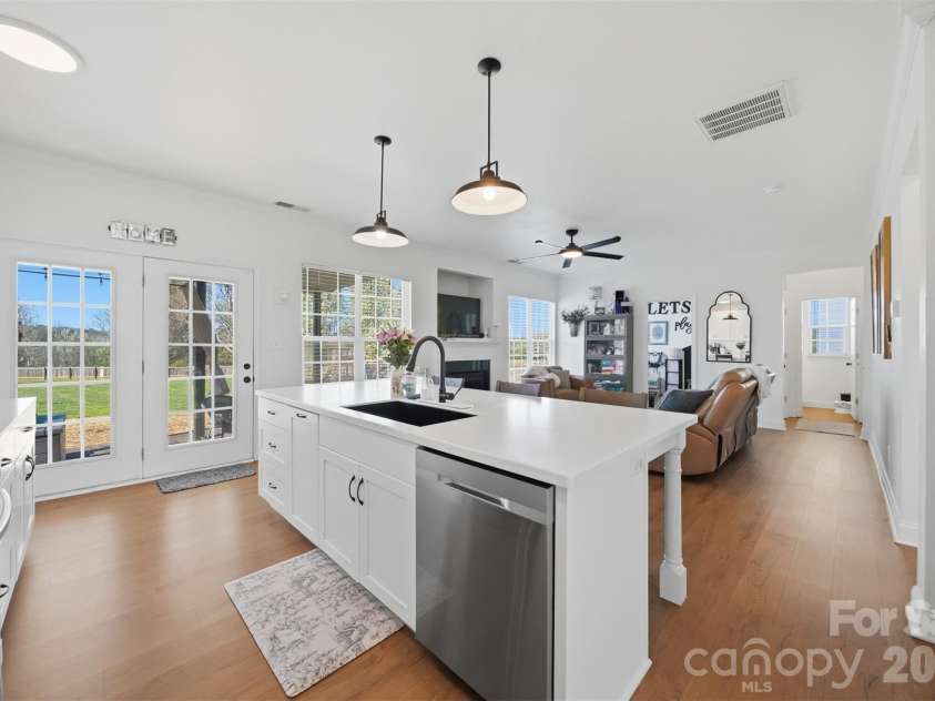 5050 Orchard Park Drive, Hickory, NC 28602.  MLS# CAR4355309, YatesRealty ID 10786. 