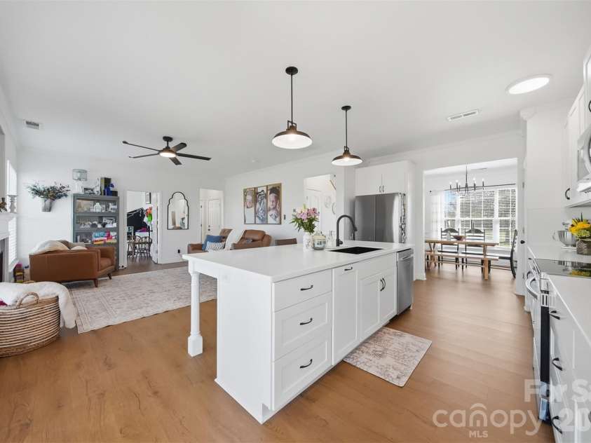 5050 Orchard Park Drive, Hickory, NC 28602.  MLS# CAR4355309, YatesRealty ID 10786. 