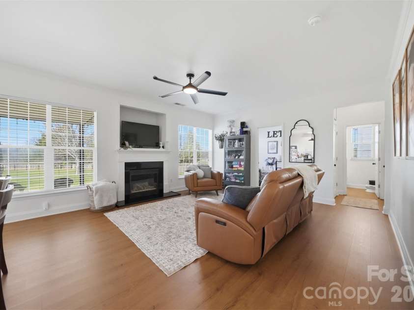 5050 Orchard Park Drive, Hickory, NC 28602.  MLS# CAR4355309, YatesRealty ID 10786. 