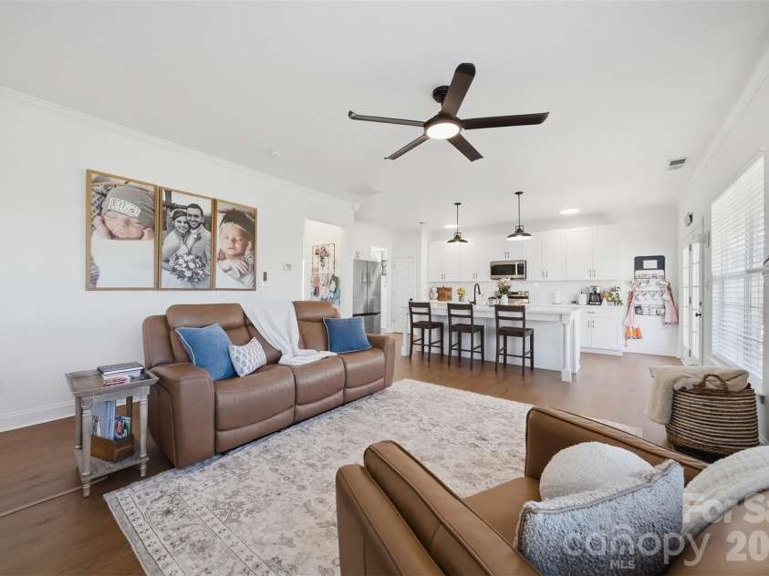 5050 Orchard Park Drive, Hickory, NC 28602.  MLS# CAR4355309, YatesRealty ID 10786. 