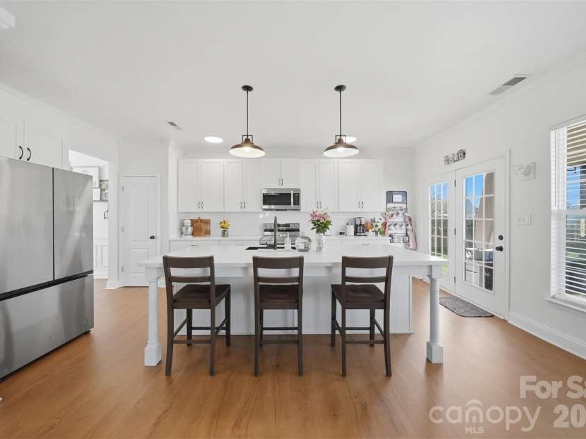 5050 Orchard Park Drive, Hickory, NC 28602.  MLS# CAR4355309, YatesRealty ID 10786. 