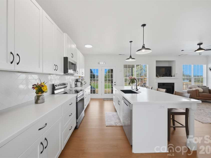5050 Orchard Park Drive, Hickory, NC 28602.  MLS# CAR4355309, YatesRealty ID 10786. 