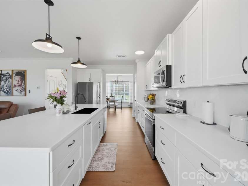 5050 Orchard Park Drive, Hickory, NC 28602.  MLS# CAR4355309, YatesRealty ID 10786. 