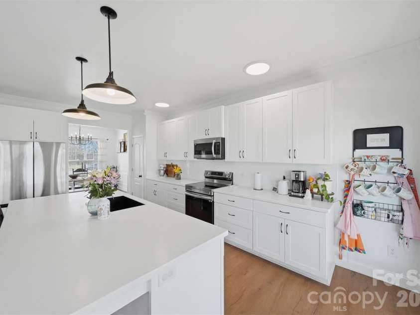 5050 Orchard Park Drive, Hickory, NC 28602.  MLS# CAR4355309, YatesRealty ID 10786. 