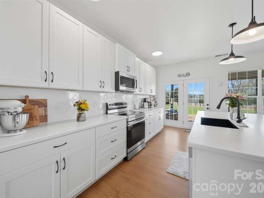 5050 Orchard Park Drive, Hickory, NC 28602.  MLS# CAR4355309, YatesRealty ID 10786. 