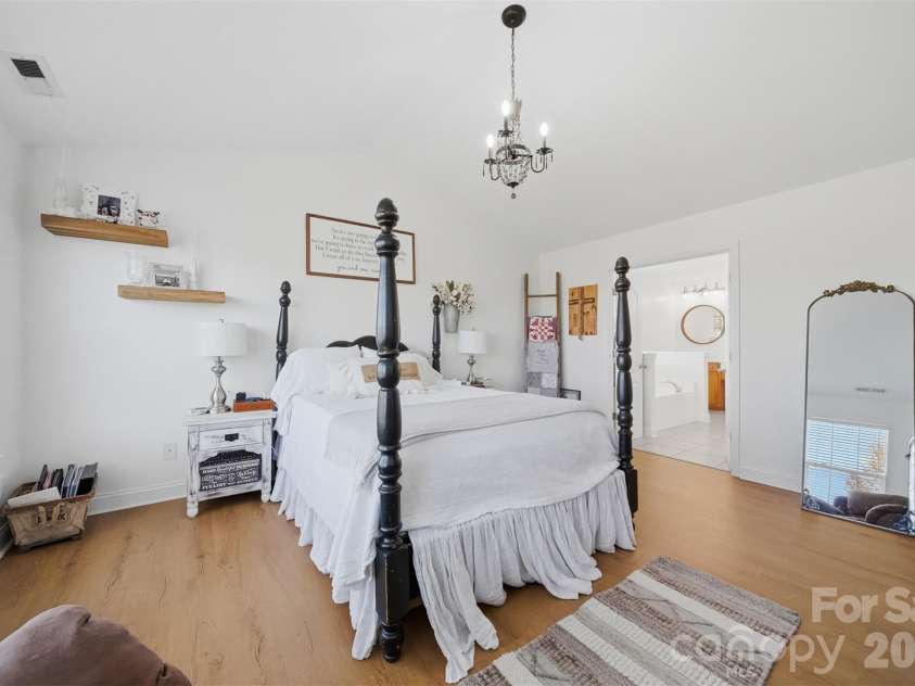 5050 Orchard Park Drive, Hickory, NC 28602.  MLS# CAR4355309, YatesRealty ID 10786. 