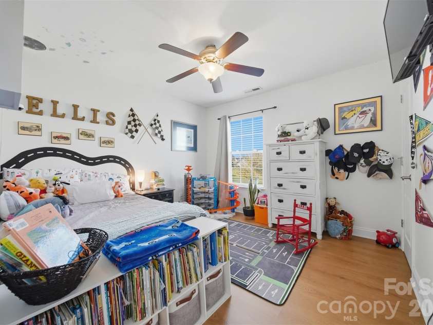 5050 Orchard Park Drive, Hickory, NC 28602.  MLS# CAR4355309, YatesRealty ID 10786. 