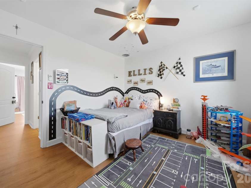 5050 Orchard Park Drive, Hickory, NC 28602.  MLS# CAR4355309, YatesRealty ID 10786. 