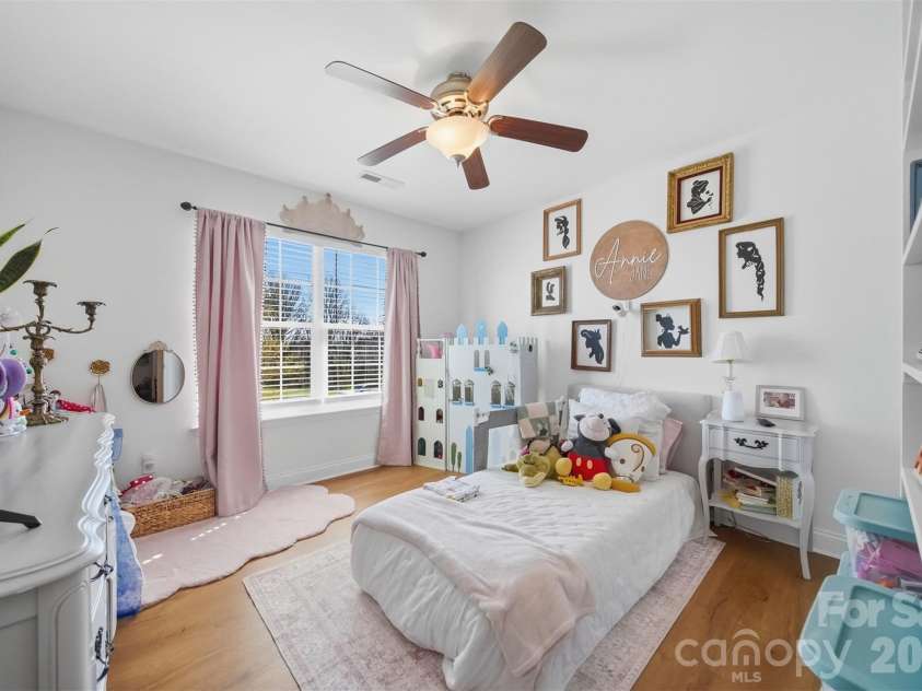 5050 Orchard Park Drive, Hickory, NC 28602.  MLS# CAR4355309, YatesRealty ID 10786. 