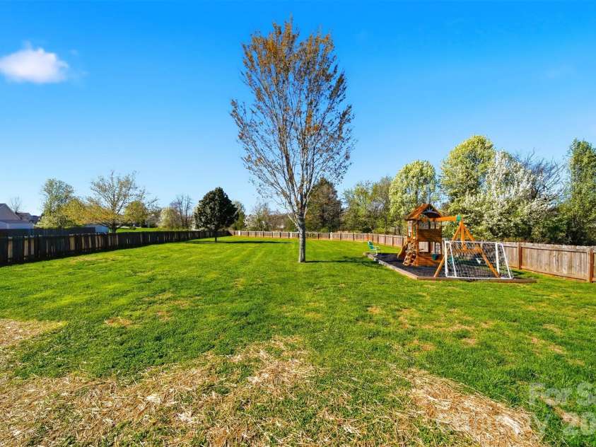 5050 Orchard Park Drive, Hickory, NC 28602.  MLS# CAR4355309, YatesRealty ID 10786. 