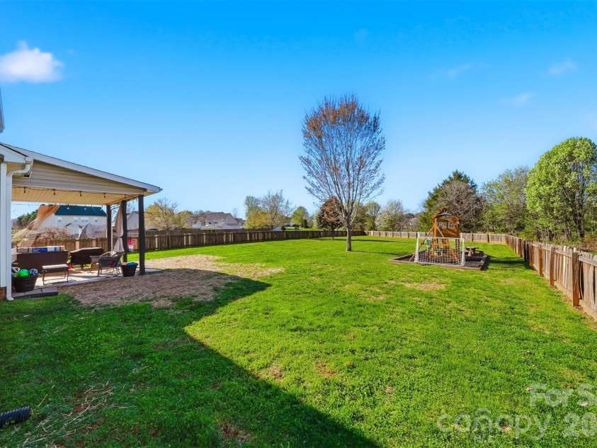 5050 Orchard Park Drive, Hickory, NC 28602.  MLS# CAR4355309, YatesRealty ID 10786. 
