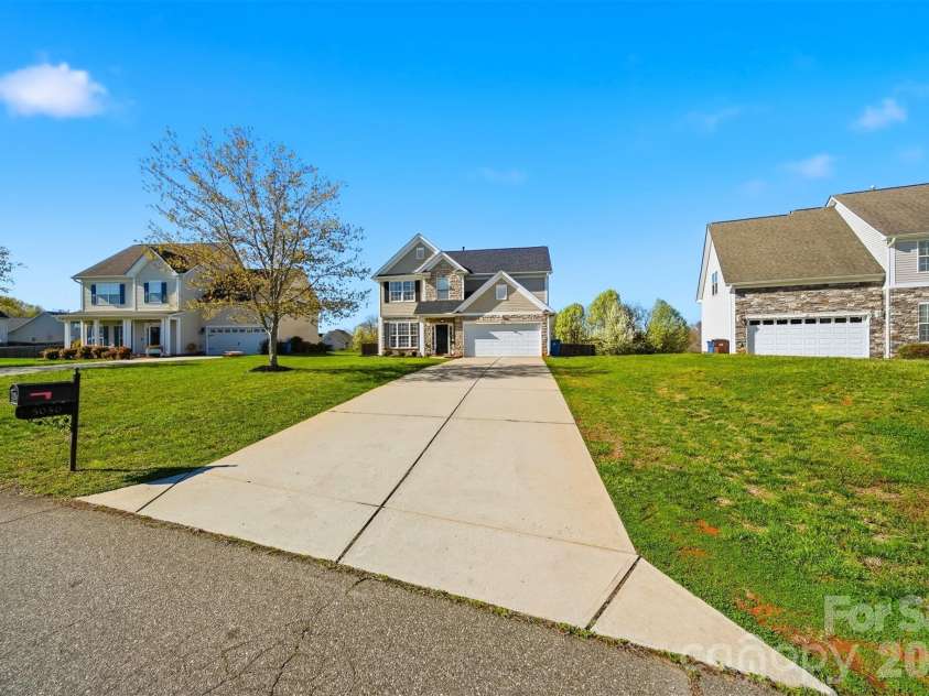 5050 Orchard Park Drive, Hickory, NC 28602.  MLS# CAR4355309, YatesRealty ID 10786. 