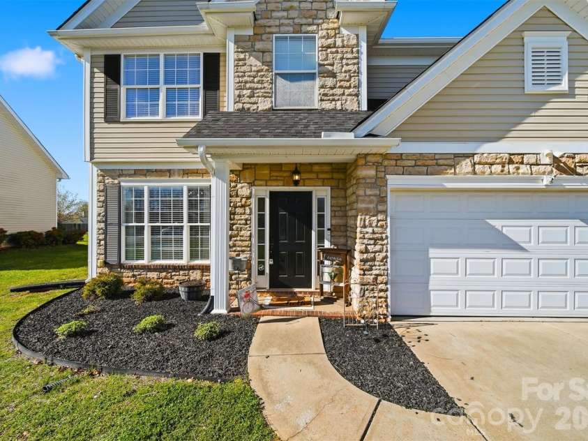 5050 Orchard Park Drive, Hickory, NC 28602.  MLS# CAR4355309, YatesRealty ID 10786. 