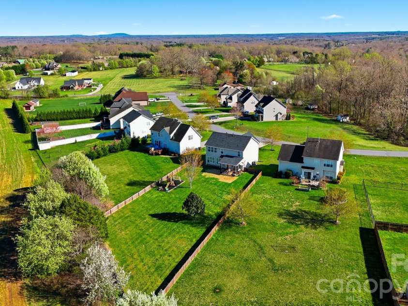 5050 Orchard Park Drive, Hickory, NC 28602.  MLS# CAR4355309, YatesRealty ID 10786. 
