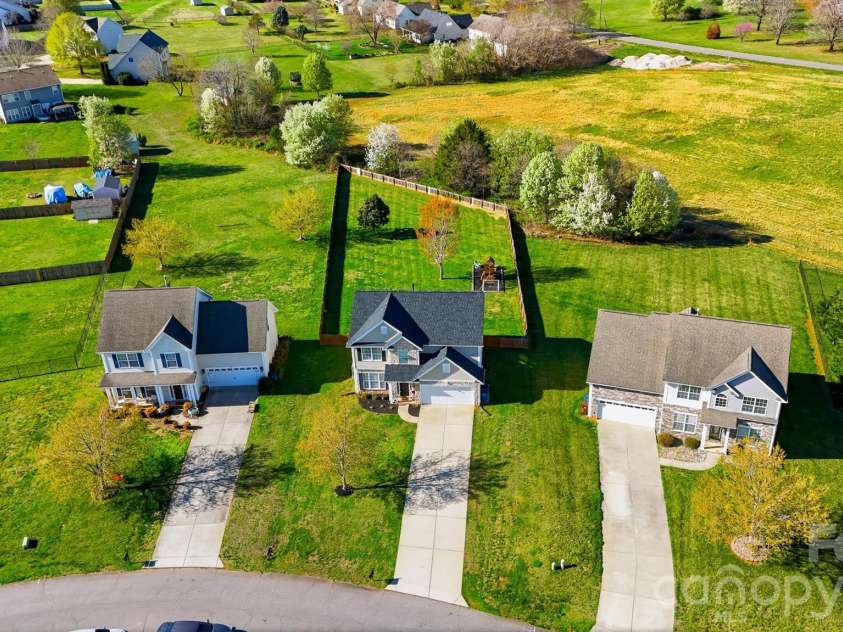 5050 Orchard Park Drive, Hickory, NC 28602.  MLS# CAR4355309, YatesRealty ID 10786. 
