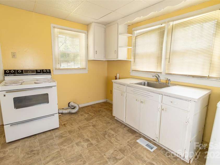 215 Short Street, Blacksburg, SC 29702.  MLS# CAR4255232, YatesRealty ID 10788. 