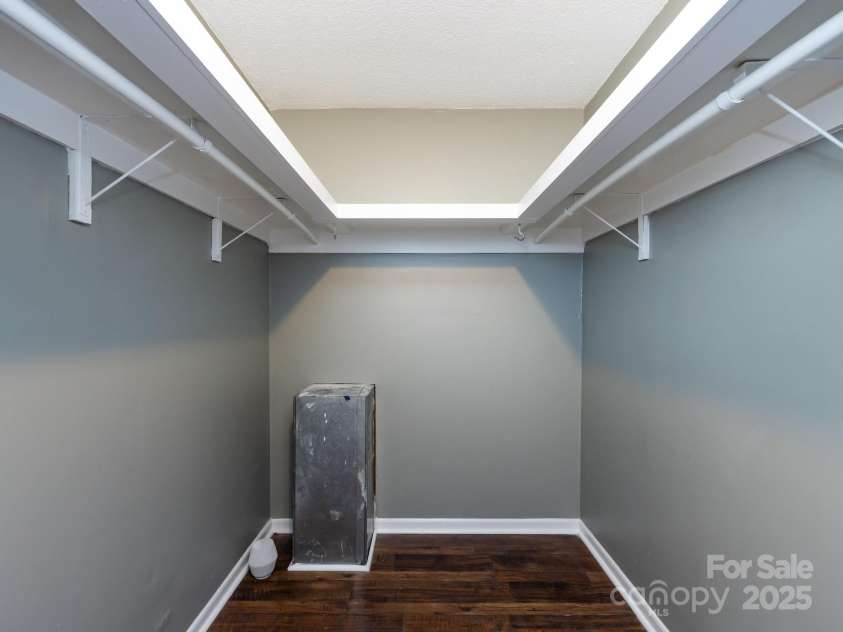 7109 Bisaner Street, Charlotte, NC 28269.  MLS# CAR4302995, YatesRealty ID 10789. Primary Walk-in Closet