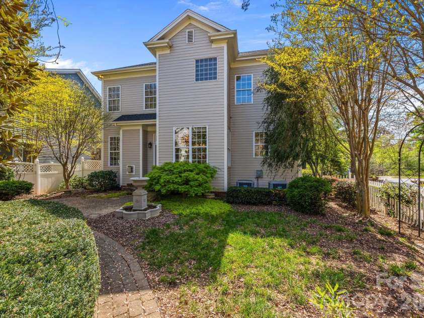 15632 Waterfront Drive, Huntersville, NC 28078.  MLS# CAR4364800, YatesRealty ID 10793. 
