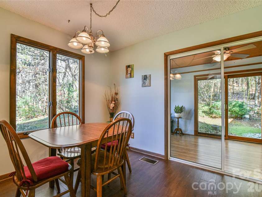1 Lynx Drive, Black Mountain, NC 28711.  MLS# CAR4320026, YatesRealty ID 10799. 