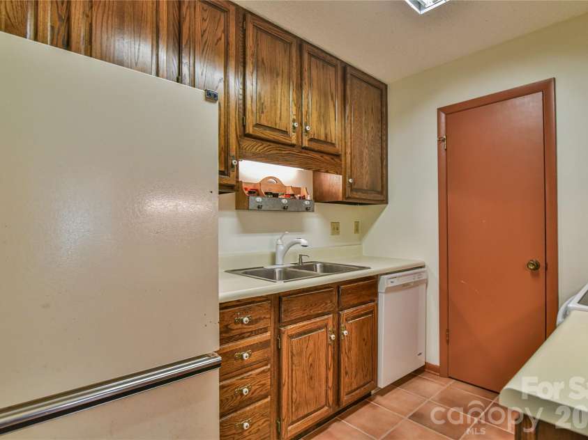 1 Lynx Drive, Black Mountain, NC 28711.  MLS# CAR4320026, YatesRealty ID 10799. 
