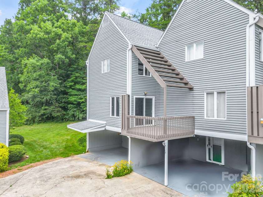 1 Lynx Drive, Black Mountain, NC 28711.  MLS# CAR4320026, YatesRealty ID 10799. 