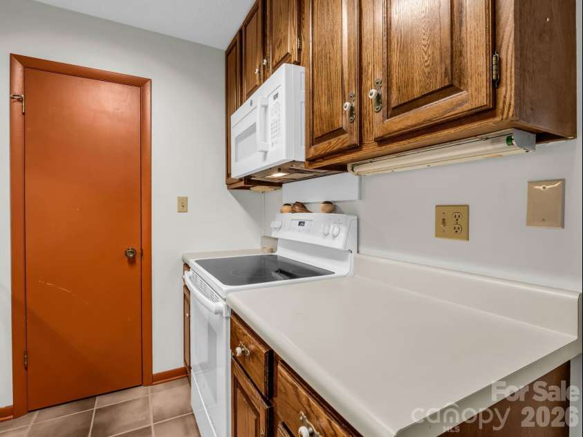 1 Lynx Drive, Black Mountain, NC 28711.  MLS# CAR4320026, YatesRealty ID 10799. 