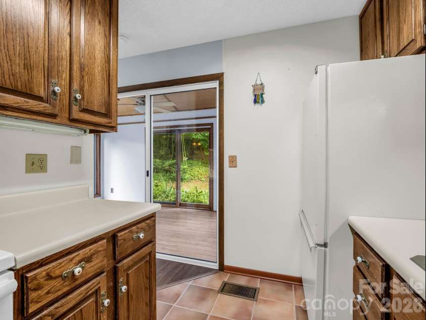 1 Lynx Drive, Black Mountain, NC 28711.  MLS# CAR4320026, YatesRealty ID 10799. 